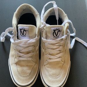 Iconic Shoe Sidestripe to LifeThe elevated pig suede uppers the Suede Old Skool